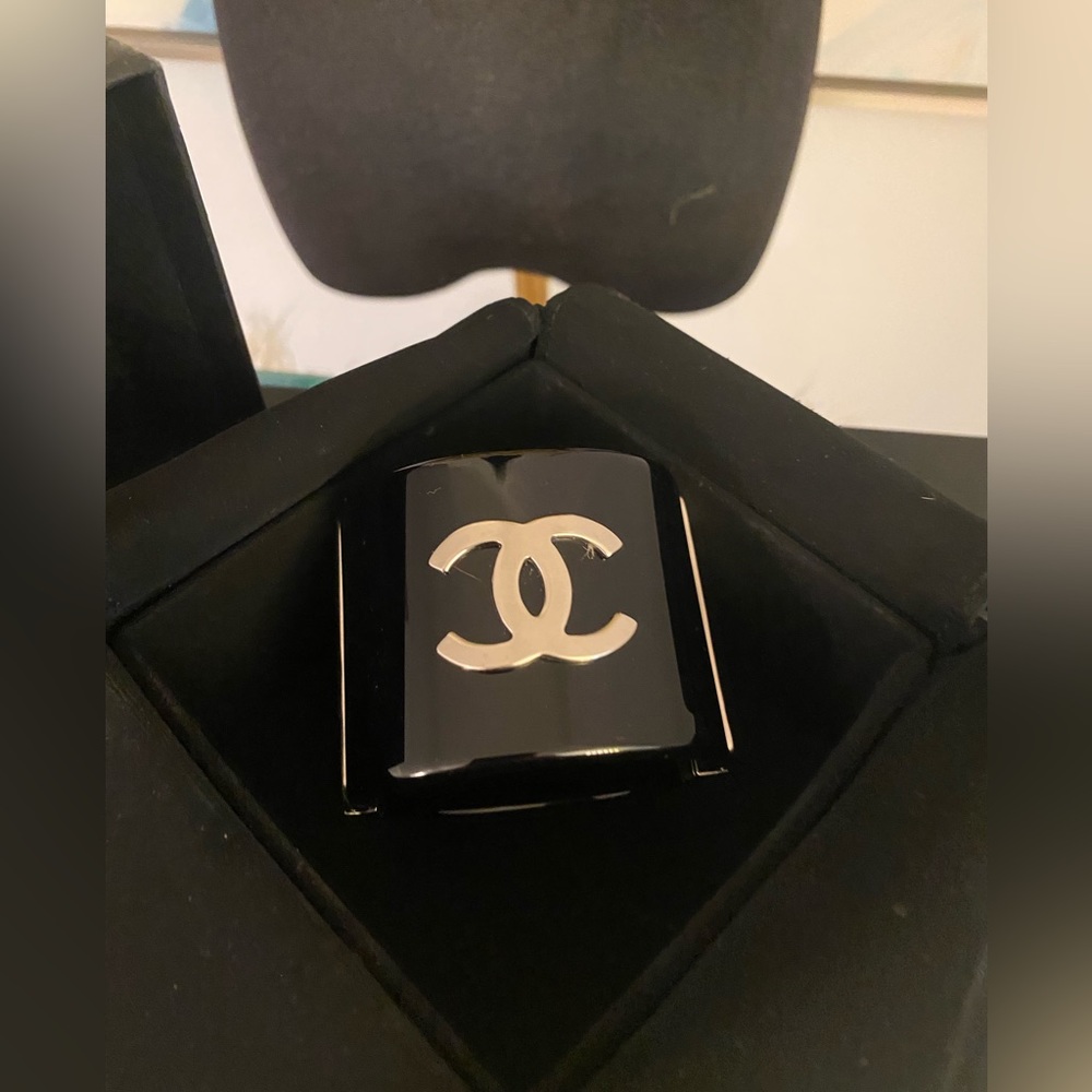 Chanel black Faux Pearl, Resin Hinged Cuff Bracelet. - Picture 5 of 12
